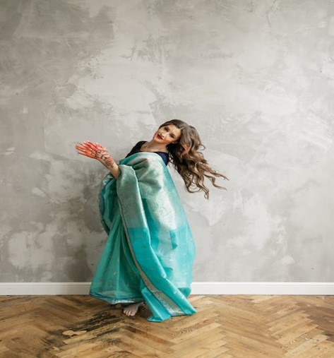 A mesmerizing Organza Pattu Saree in rich tone of sky blue.